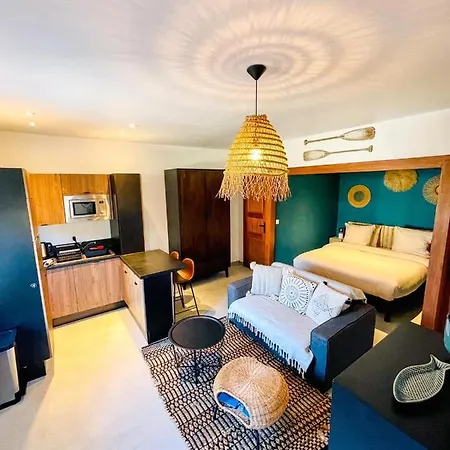 AU BORD DE L'EAU Studio climatisé avec Terrasse et vue mer à 40m de la plage Cassis Extérieur photo