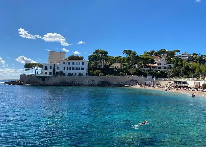 AU BORD DE L\'EAU Studio climatisé avec Terrasse et vue mer à 40m de la plage